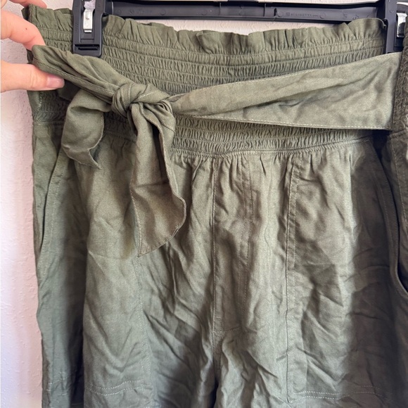 Abercrombie & Fitch Green Pull On Smocked Casual Tie Shorts Womens L Summer - Picture 2 of 5